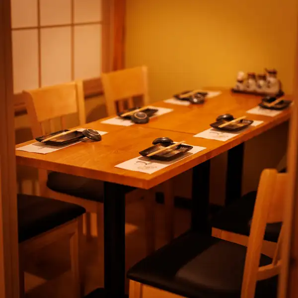 当店は全席個室を完備している和食居酒屋です。個室は2名から最大80名まで対応可能で、プライベート感たっぷりの空間で、ゆっくりとお食事を楽しむことができます。