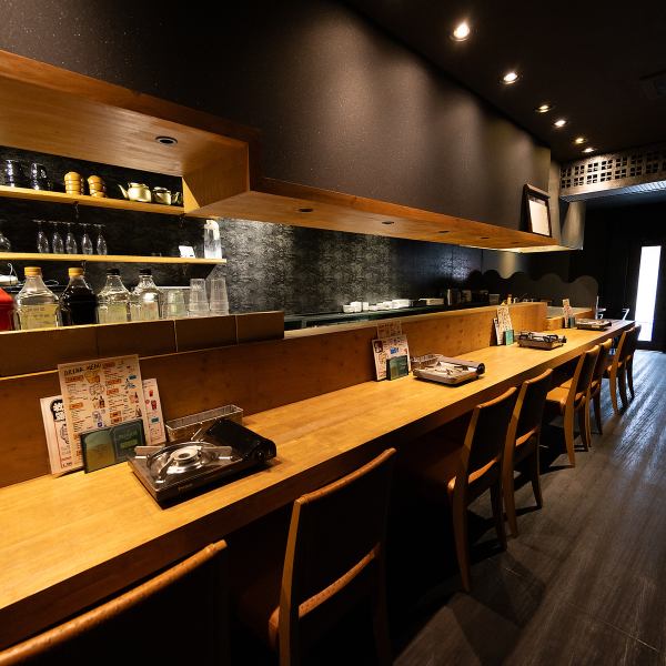 [Counter seats] The interior of the restaurant has a warm and quaint atmosphere.We have a variety of seats available to suit your needs.The counter seats are perfect for solo drinking or a date.Please feel free to stop by.