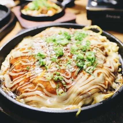 あえて広島風！外はカリッと、中はもっちり◎自慢のお好み焼き