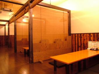 2樓☆雖然是大型榻榻米房間，但您可以通過使用隔斷來使用半私人房間。