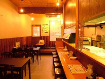 Counter seats that are very popular with regular customers.Please even one person ♪