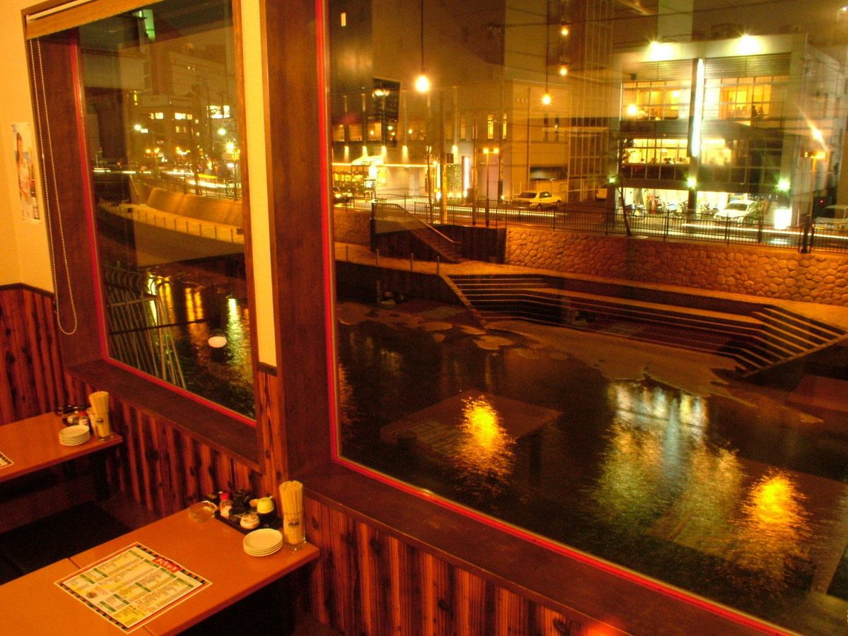 While enjoying the night view along the river in Nakasu, casual dates and friends.