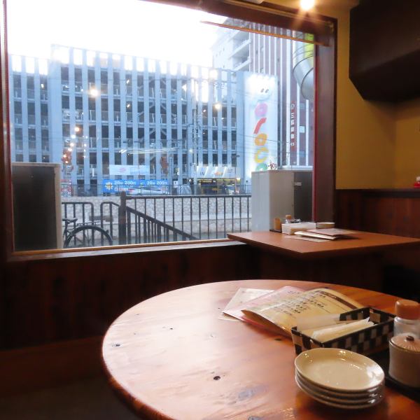 〈We recommend sitting at a table on the first floor where you can enjoy delicious drinks and delicious food while admiring the night view◎〉The atmosphere is very popular and makes you feel comfortable stopping by on your way home from work! Tourists often come here as well.