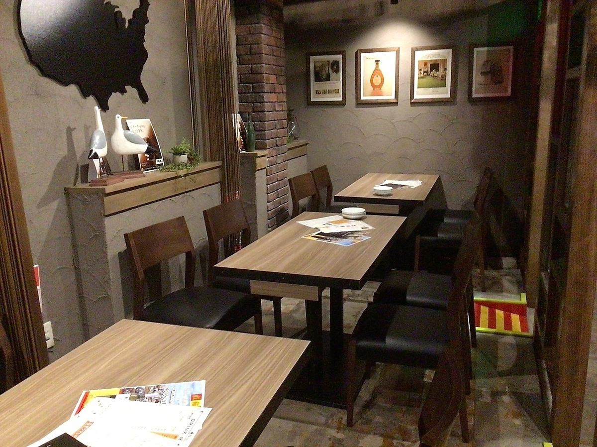 12名様席用個室席です。お洒落な内観に種類豊富な餃子も！