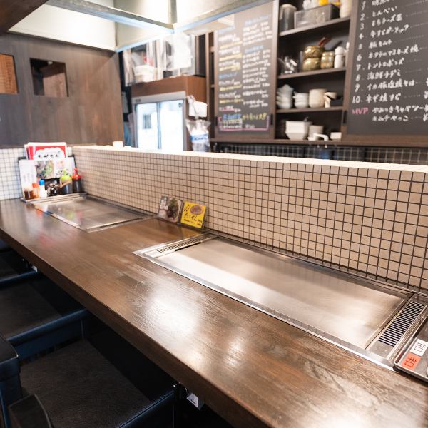 [For one person or for dates ★] The counter seats that are ideal for one person or for dates come with an iron plate that can be baked right in front of you! You can enjoy cooking in a hot state, so please feel free to come!