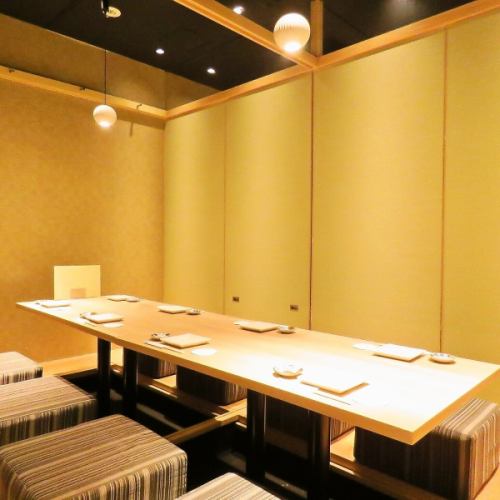 메이역에 있는 일본 정서 감도는 차분한 분위기의 개인실 선술집