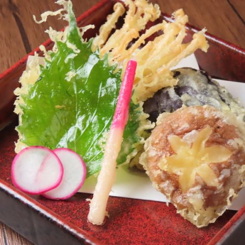 Seasonal vegetable tempura with Okinawan salt - 780 yen (tax included)