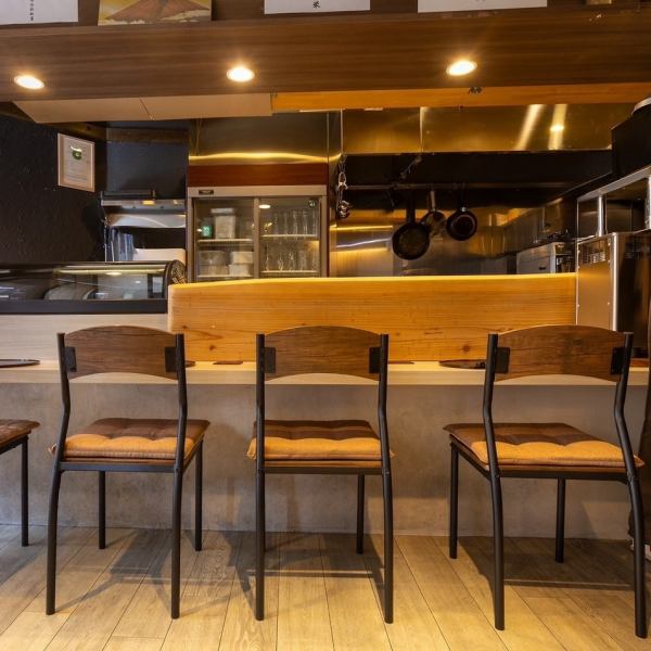 [Cozy counter seats] Recommended for drinking with your boss, dining with a special someone, or for solo diners.The friendly owner will cook your meal right in front of you and recommend delicious drinks to go with the food.Please feel free to come by.