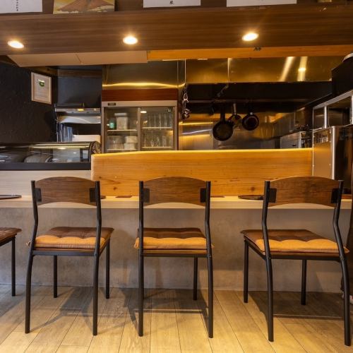 <p>[Cozy counter seats] Recommended for drinking with your boss, dining with a special someone, or for solo diners.The friendly owner will cook your meal right in front of you and recommend delicious drinks to go with the food.Please feel free to come by.</p>