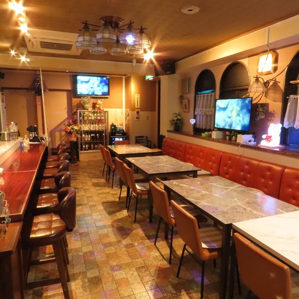 店内は、リラックスしたアットホームな雰囲気で、初めての方でも気軽に楽しめます。店主の温かいおもてなしも魅力です。家庭的な雰囲気もあり、落ち着ける環境です。カラオケもお楽しみいただけ、友人や同僚と気兼ねなく楽しめる空間です。テーブル席やカウンター席、個室などシーンに合わせてご利用ください。