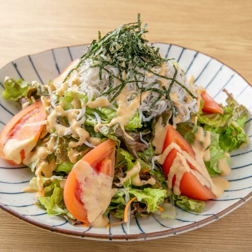 [Healthy food that will make you happy at a girls' party♪] Our popular Hidekichi salad 825 yen