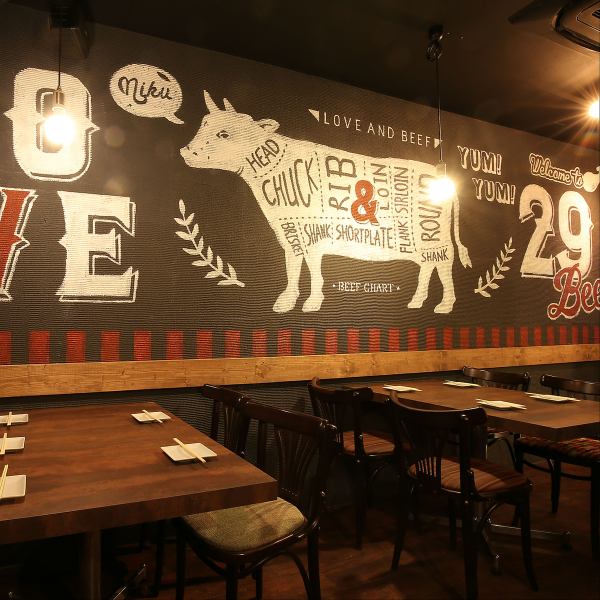 Table seats with stylish wall art are available for 2 people ◎ 2 tables for 4 people and 1 table for 6 people available for up to 17 people ♪ Various banquets such as welcome party and farewell party, joint party, girls' party, date etc. can be used widely ♪ Let's toast with a stylish meat bar!