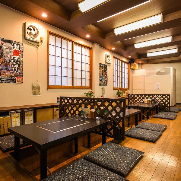 店内は、懐かしさを感じる昭和レトロな和風の雰囲気で、心落ち着く空間が広がります。ゆったりとくつろげる1～4名様用の掘りごたつ席を5卓ご用意しており、複数卓を繋げてのご利用も可能です。少人数から大人数まで、様々なグループで、賑やかなで素敵な時間をお過ごしいただけます♪