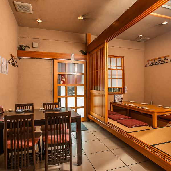【大人数様でも対応可能◎】落ち着いた和の雰囲気が漂う当店のテーブル席・座敷席は大人数での利用が可能で、宴会やグループ利用にも最適。友人や家族との楽しい会話とともに、心温まる日本料理を楽しめる居心地の良い空間です。特別なひとときをお過ごしください。