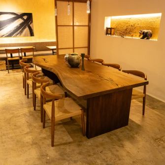 プライベート感を重視した半個室のお席は、ふすまで仕切ることができるため、周りを気にせずにお過ごしいただけます。親しい友人との会食や接待など、落ち着いて会話を楽しみたいシーンに最適。和の情緒を感じる落ち着いた空間で、大切な方との特別なひとときを心ゆくまでお愉しみください♪