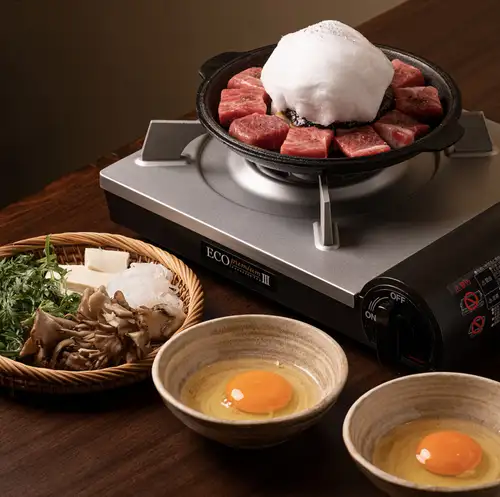 【原味】享用切丁的鹿兒島黑牛黑留牌和牛，搭配八丁味噌！以味噌為底料，在鐵鍋中烤製的壽喜燒。