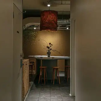 デザイナーが手掛けたこだわりの内装は、土壁の質感が心地よく、温かみのある雰囲気が漂います。居心地の良さを追求した空間は、日常の喧騒を忘れさせてくれるような落ち着いた大人の隠れ家。細部までこだわりが詰まった空間で、ゆったりとお食事や会話を楽しめる、上質な時間をご提供いたします◎