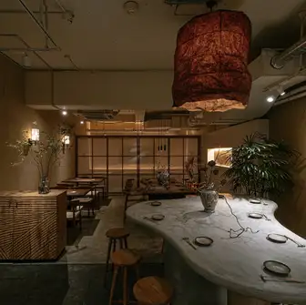 店内に足を踏み入れると、存在感を放つ大きな一枚板のテーブルがお客様をお迎えします。木のぬくもりが直接伝わる贅沢なテーブル席は、お料理の彩りをより一層引き立ててくれる特別な空間。お一人様から少人数での宴会まで、木の質感に癒されながらゆったりとしたひとときをお過ごしいただけます。