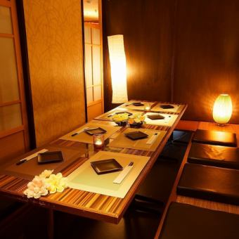 您可以在帶有現代氛圍的私人房間裡放鬆身心。與同事一起喝酒時，請與您一起用餐。