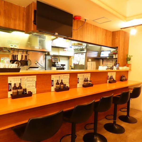 [Counter seats that can be enjoyed casually by a single person] The counter seats right after entering the store are perfect for after work or for a quick drink! The fragrant aroma wafts from the open kitchen, and you can enjoy conversation with the staff.It's also perfect for a casual date ◎ Enjoy your time in a relaxed atmosphere.