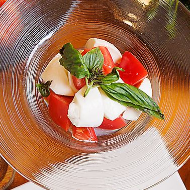 時令水果和馬蘇里拉起司