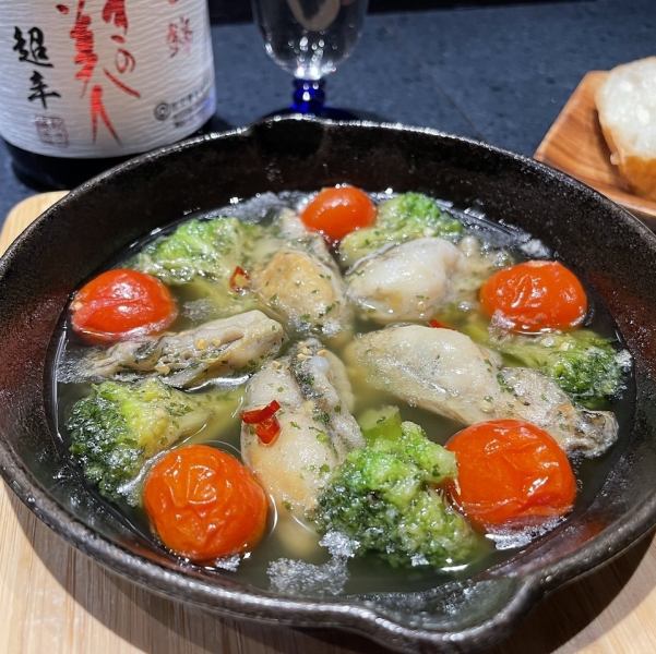≪当店看板メニュー！≫日本酒と相性抜群！海鮮＆カマンベールの絶品アヒージョ♪990円(税込)～