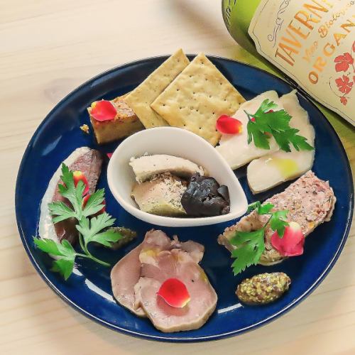 【まずはこちら！女性に嬉しい発酵調味料を使用！】自家製シャルキュトリー盛り合わせ　1,450円（税込）