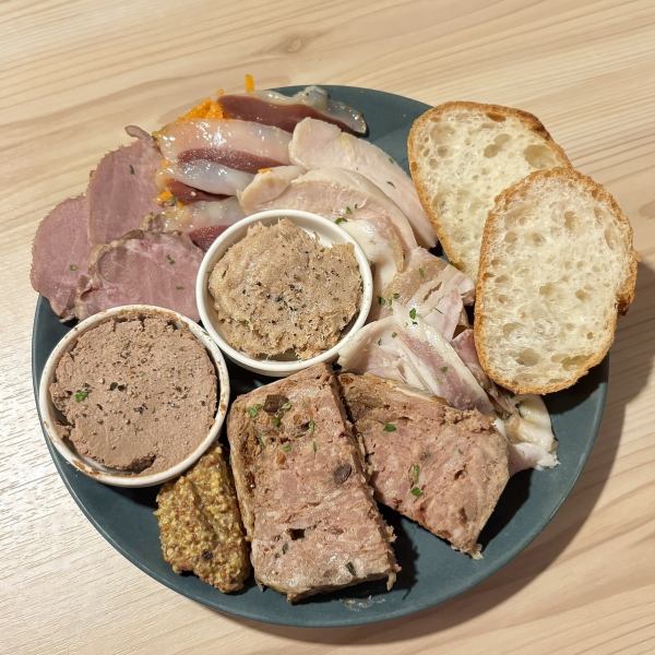 【まずはこちら！女性に嬉しい発酵調味料を使用！】自家製シャルキュトリー盛り合わせ　２８００円（税込）