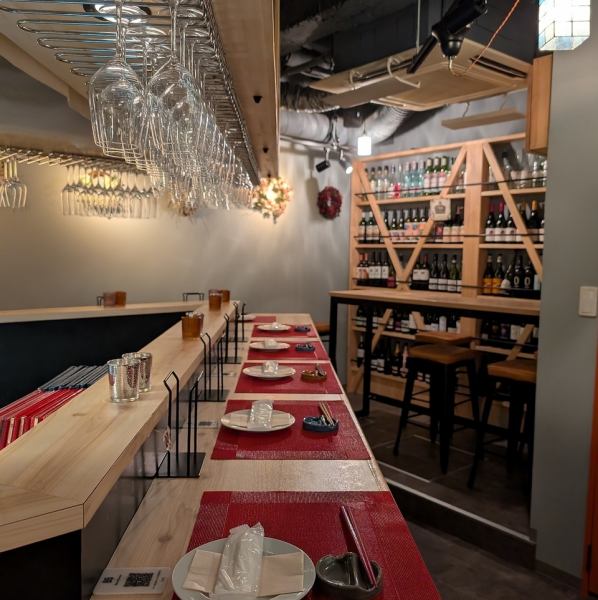 【こだわりの特注カウンターはお一人様でも少人数でも☆】こだわりの特注カウンターはコの字型になっており、女性お一人でもお気軽にご来店いただけるよう、女性向けのカクテルやワインも豊富にご用意！1人前が少なめなのでお料理もお好きなものを見つけてみてください♪