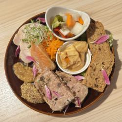 醗酵調味料を使用した前菜盛り合わせ