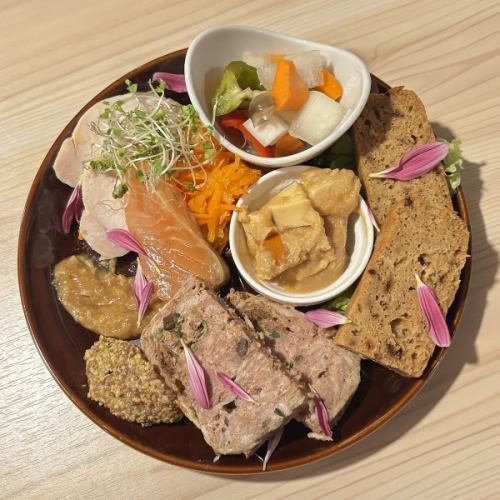 醗酵調味料を使用した前菜盛り合わせ