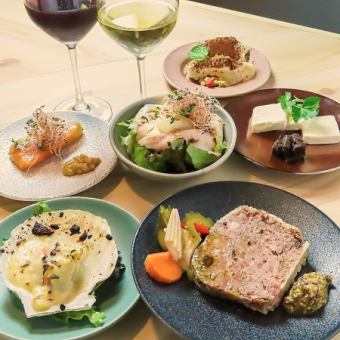 飲み放題付きコース　6,000円（税込）自慢のおつまみ１2品タパスコース