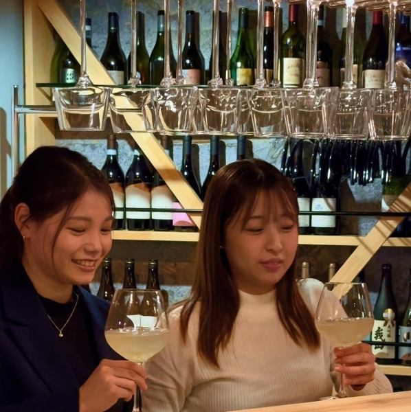 【お二人の時間をお愉しみいただけるデートにオススメ】壁にずらりと並ぶワインがおしゃれな店内には、デザイナーさんが描く黒板アートがあります。落ち着いた雰囲気でやさしい照明でご用意しております。気兼ねなく会話やお料理をお愉しみいただけます♪