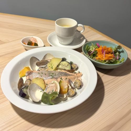 本日の魚と貝のスープ仕立て