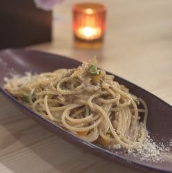 カニ味噌と有機野菜のクリームパスタ