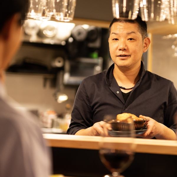 【栄駅徒歩5分の好立地！お仕事帰りやお買い物帰りにもお立ち寄りください♪】Buveur＝酒飲み　ゆっくりと過ごせる空間でお客様同士でお話やお食事を楽しめる賑やかでカジュアルな雰囲気をお楽しみください。前菜やおつまみメニも豊富なので、0次会や2次会にもオススメ！