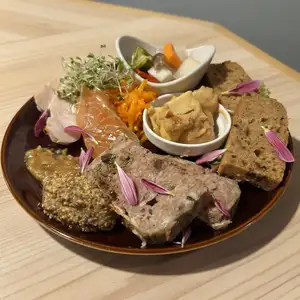 발효 조미료를 사용한 전채 모듬