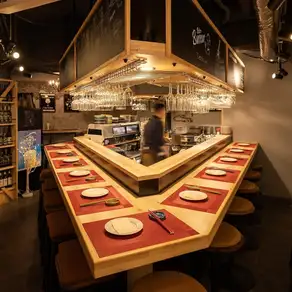 小団体でも対面でご利用できる特注のカウンターが魅力！