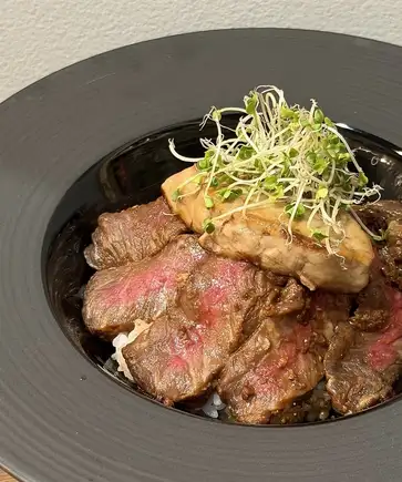 豪华烤牛肉饭配松露和鹅肝，佐以红味噌酱：4300日元（含税）