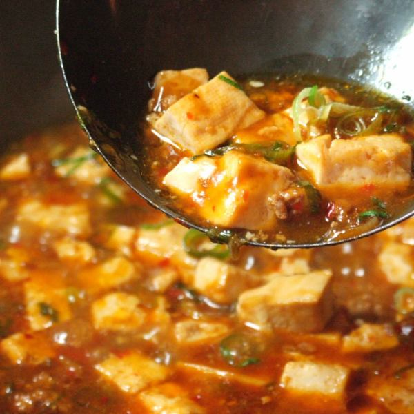 Hot! Spicy! "Sichuan mapo tofu stewed in a clay pot"