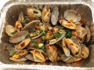 Grilled clams in foil