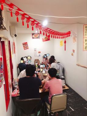 在拥挤的中国人的店铺感受到了真实的氛围。有2个桌子可供4人入住，1张桌子可供2人入住。