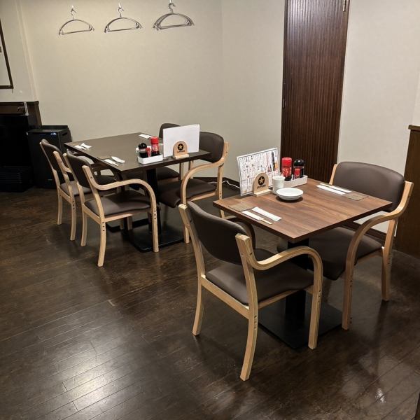 複数名でのご利用には会話と料理が弾む雰囲気を大切にできるこちらのテーブルをおすすめいたします◎大切な方との休日利用や仕事終わりのご帰宅前に一杯是非ご利用ください♪