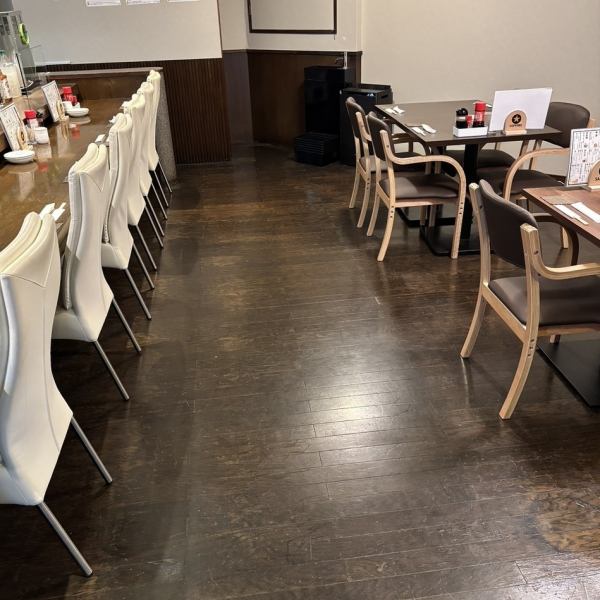 カウンター席はゆとりがあり、一人でも二人でも快適に過ごせます。ふらりときても入りやすく、アットホームで落ち着いた空間です。どんなシーンでも居心地良い雰囲気を提供します♪