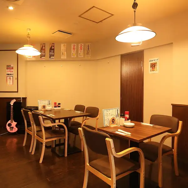 複数名でのご利用には会話と料理が弾む雰囲気を大切にできるこちらのテーブルをおすすめいたします◎大切な方との休日利用や仕事終わりのご帰宅前に一杯是非ご利用ください♪