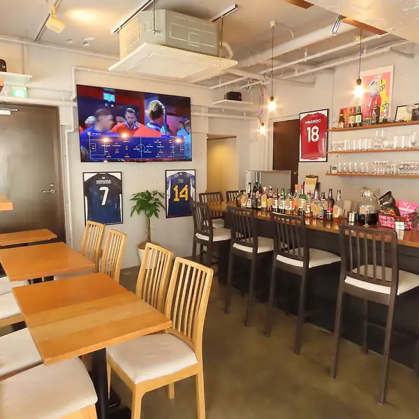 大型モニターを完備し、大迫力のスポーツ観戦が可能！店長の「好き」を詰め込んだアットホームな空間は、まるで自分の家の第2のリビングに招かれたような居心地の良さです◎いつでも誰とでもワイワイ楽しめる空間づくりを大切にしており、お客様の要望にも柔軟に対応！楽しいイベントや企画の提案もお待ちしています♪