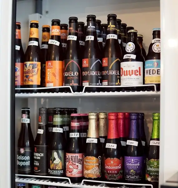 お店に入ると目に飛び込んでくるのは、種類豊富なベルギーボトルビールがズラリと並ぶ大きな冷蔵庫！他ではなかなか味わえない珍しいラインナップから、お客様ご自身でお好きなボトルビールを選べるワクワク感がたまりません♪その日の気分や好みに合わせて、お気に入りの最高の一杯を見つける宝探しを楽しんでください！