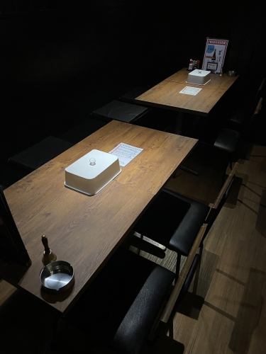 <p>テーブル席は連結可能！中規模の少人数宴会も対応しております。会社帰りの飲み会や女子会にもぴったり◎大人の雰囲気が漂う店内でお食事やお酒をお楽しみください。</p>