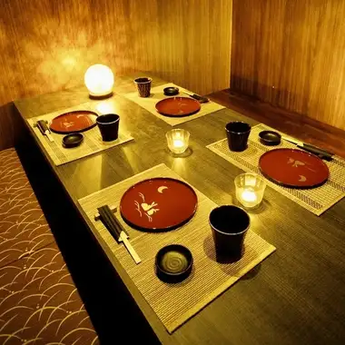 【各席違った雰囲気のデザイナーズ個室席】大人の為の落ち着いた雰囲気となっております。2名様~80名様までご利用可能な完全個室席は千葉駅で接待や女子会、合コンなど各種宴会に最適なプライベート個室空間♪お得な宴会コースプランもご予算に合わせて3000円~ご用意。誕生日や記念日にお得なサプライズ特典もご用意◎◎