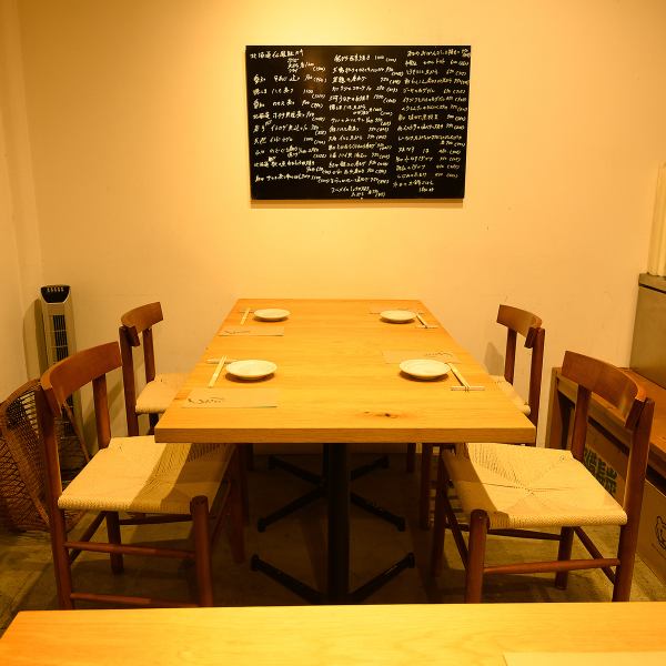 We have 3 table seats for 2 people, so even multiple people can come to the store with confidence.The casual interior with the warmth of wood is comfortable and you can enjoy your meal slowly.